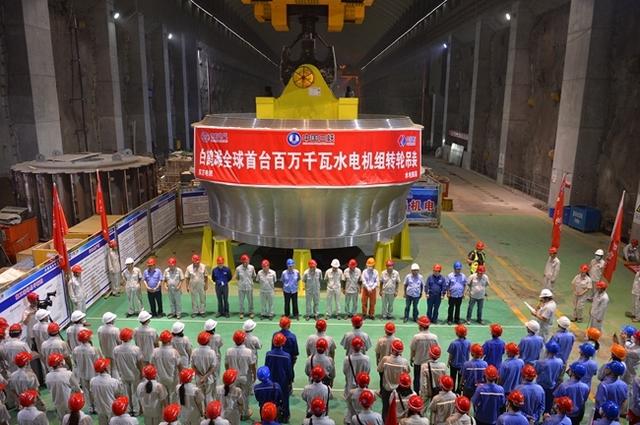 东方电气研制的全球首台百万千瓦水电机组精品转轮成功吊装